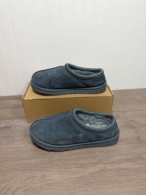 Use men’s UGG Tasman slippers in the "Stormy Seas" colorway size 9